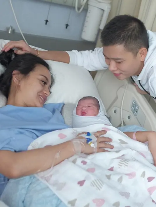 "Biarlah sakit dan sedih hanya kita ber2 yg tau di saat pintu kamar rumah sakit tertutup dan tamu mulai pulang. nangis,pelukan berdua di saat lampu kamar rumah sakit padam. saling bicara dari hati ke hati." lanjutnya. (Instagram/fery_wijaya88)