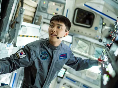 D.O EXO berperan sebagai astronot Hwang Sun Woo, yang menggeluti jurusan fisika molekuler dan mantan tentara Underwater Demolition Team (UDT). (Foto: CJ ENM via Soompi)