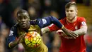 Penyerang Arsenal, Joel Campbell (kiri) berusaha mengejar bola dari kawalan bek Liverpool, Alberto Moreno pada lanjutan Liga Inggris di stadion Anfield, Inggris (14/1/2016). Liverpool bermain imbang dengan Arsenal dengan skor 3-3. (Reuters/Carl Recine)