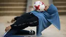 Aksi Qhouirunnisa Endang Wahyudi saat mengontrol bola di sebuah taman di Klang, di pinggiran Kuala Lumpur, (11/7). Dengan mengenakan hijab, aksi mengolah bola gadis 18 tahun ini ramai diperbincangkan. (AFP Photo/Mohd Rasfan)