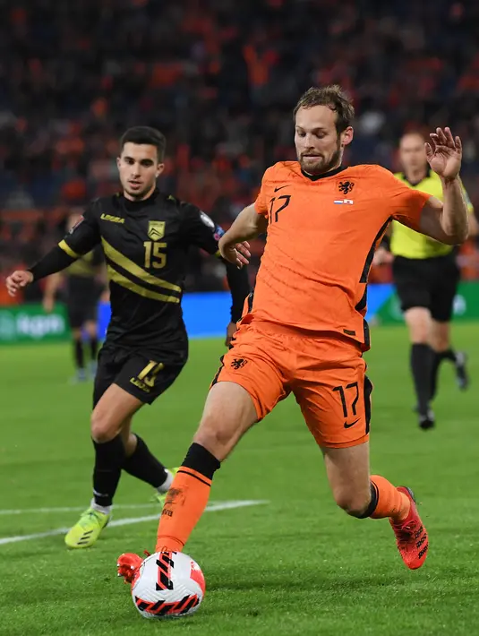 Pemain depan Gibraltar Julian Valarino (belakang) menantang bek Belanda Daley Blind pada laga Kualifikasi Piala Dunia 2022 zona Eropa Grup G di De Kuip, Rotterdam, Selasa (12/10/2021) dini hari WIB. Menjamu Gibraltar, Belanda menang 6 gol tanpa balas. (JOHN THYS/AFP)