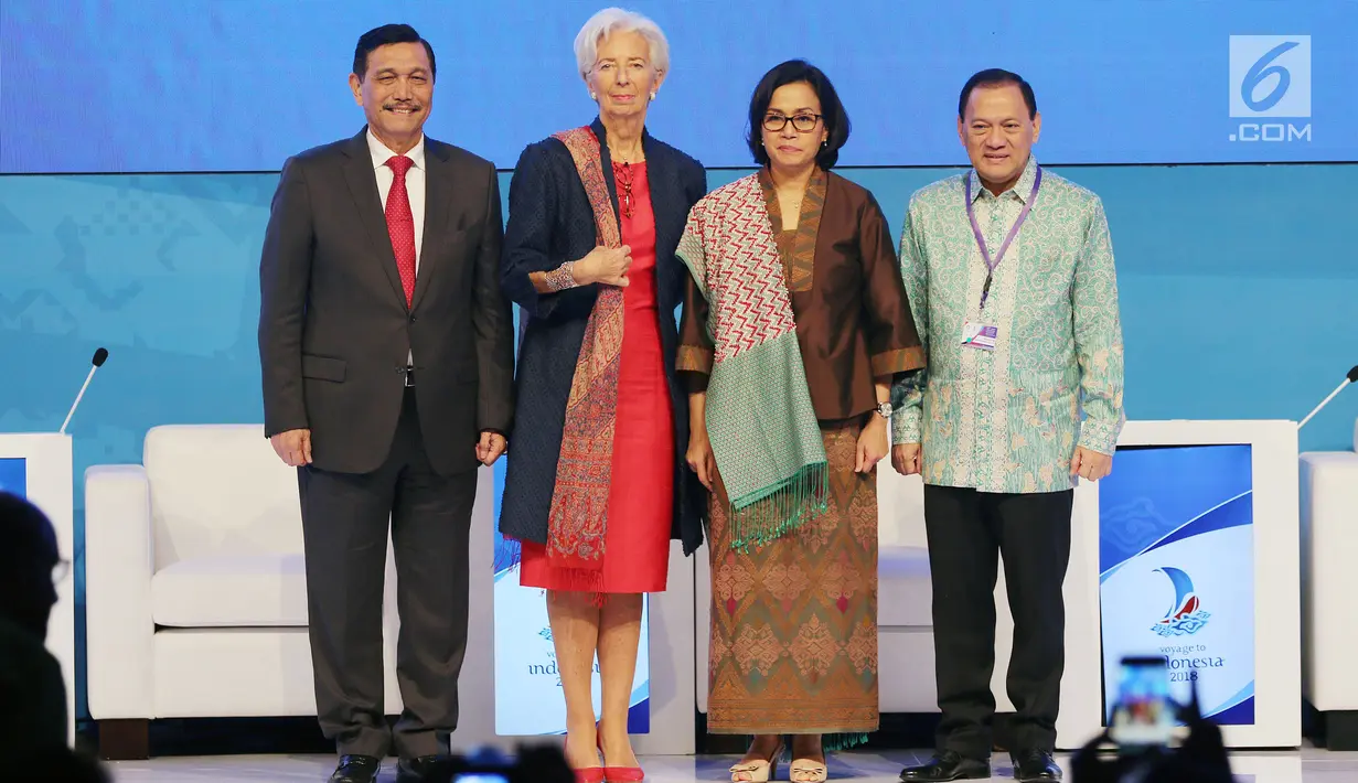 Menko Kemaritiman Luhut Pandjaitan, Direktur Pelaksana IMF Christine Lagarde, Menkeu Sri Mulyani dan Gubernur BI Agus Martowardojo berfoto bersama saat pembukaan High - Level International Conference di Jakarta, Selasa (27/2). (Liputan6.com/JohanTallo)