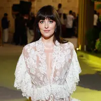 Aktris Amerika Dakota Johnson tampil memukau dengan anting-anting dari koleksi Precious Lace yang menampilkan safir berbentuk buah pir 15,95 karat dan berlian 0,99 karat, serta cincin dari koleksi Haute Joaillerie yang menampilkan safir berbentuk bantal 8 karat dan berlian 0,78 karat bertahtakan emas putih 18 karat. [Chopard]