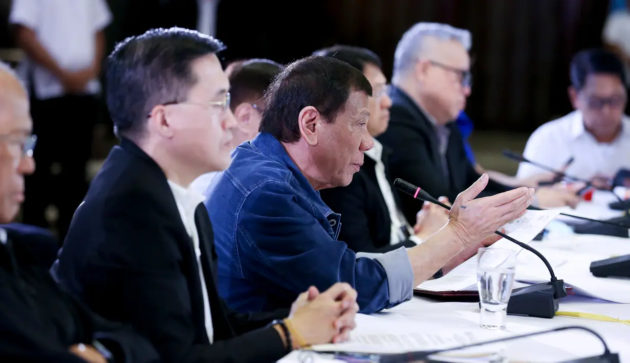 Presiden Filipina Rodrigo Duterte (tengah) menyampaikan pidato di Istana Presiden Malacanang, Manila, Kamis (12/3/2020). Duterte menyetujui resolusi untuk memungkinkan langkah-langkah mencegah virus corona COVID-19 meluas. (Richard Madelo/Malacanang Presidential Photographers Division via AP)