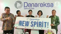 Dirut PT Danareksa Sekuritas Friderica Widyasari (tengah), Direktur Boumediene Sihombing (dari kiri), Direktur Budi Susanto, Direktur Santi Suryandari dan Senior Executive VP Retail Mohammad Adib foto bersama seusai perkenalan manajemen baru di Jakarta, Senin (2/3/2020). (Liputan6.com/Fery Pradolo)