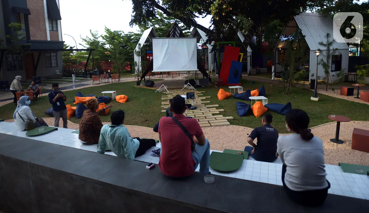 Pengunjung duduk untuk menonton pertandingan Piala Dunia 2022 di pelataran Synthesis Huis, Jakarta, Selasa (22/11/2022). Synthesis Huis menjadi destinasi wisata kuliner sambil nonton bareng Piala Dunia 2022. (merdeka.com/Imam Buhori)