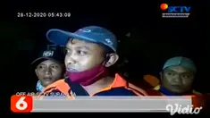 Banjir setinggi 1 meter di Jombang, Jawa Timur, membuat petugas BPBD harus mengevakuasi beberapa warga di Desa Selorejo, Mojowarno, Jombang. Petugas mengevakuasi seorang penderita gangguan jiwa dan nenek dengan kondisi sakit.