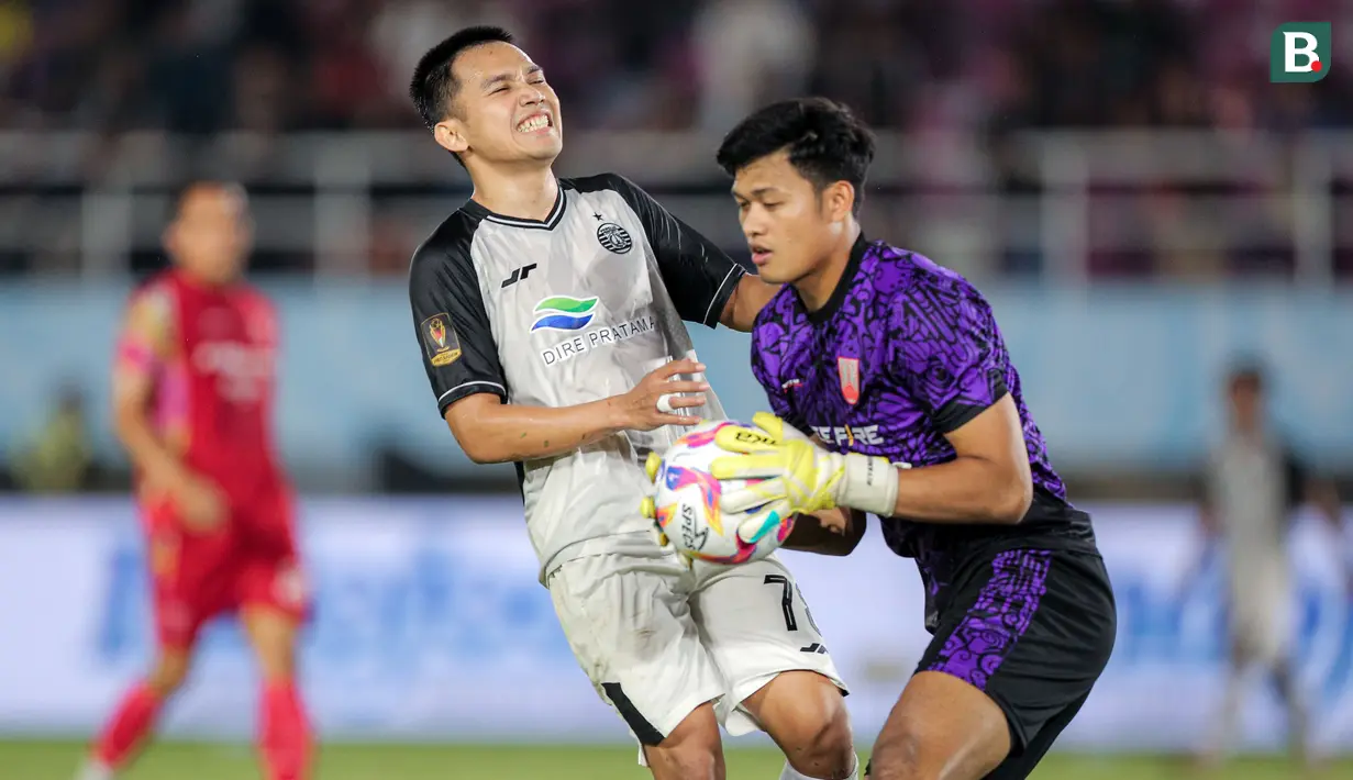 <p>Kiper Persis Solo, Muhammad Riyandi berhasil menangkap bola dari ancaman pemain Persija Jakarta, Witan Sulaeman pada laga perebutan peringkat ketiga Piala Presiden 2024 di Stadion Manahan, Solo, Sabtu (3/8/2024). (Bola.com/Bagaskara Lazuardi)</p>
