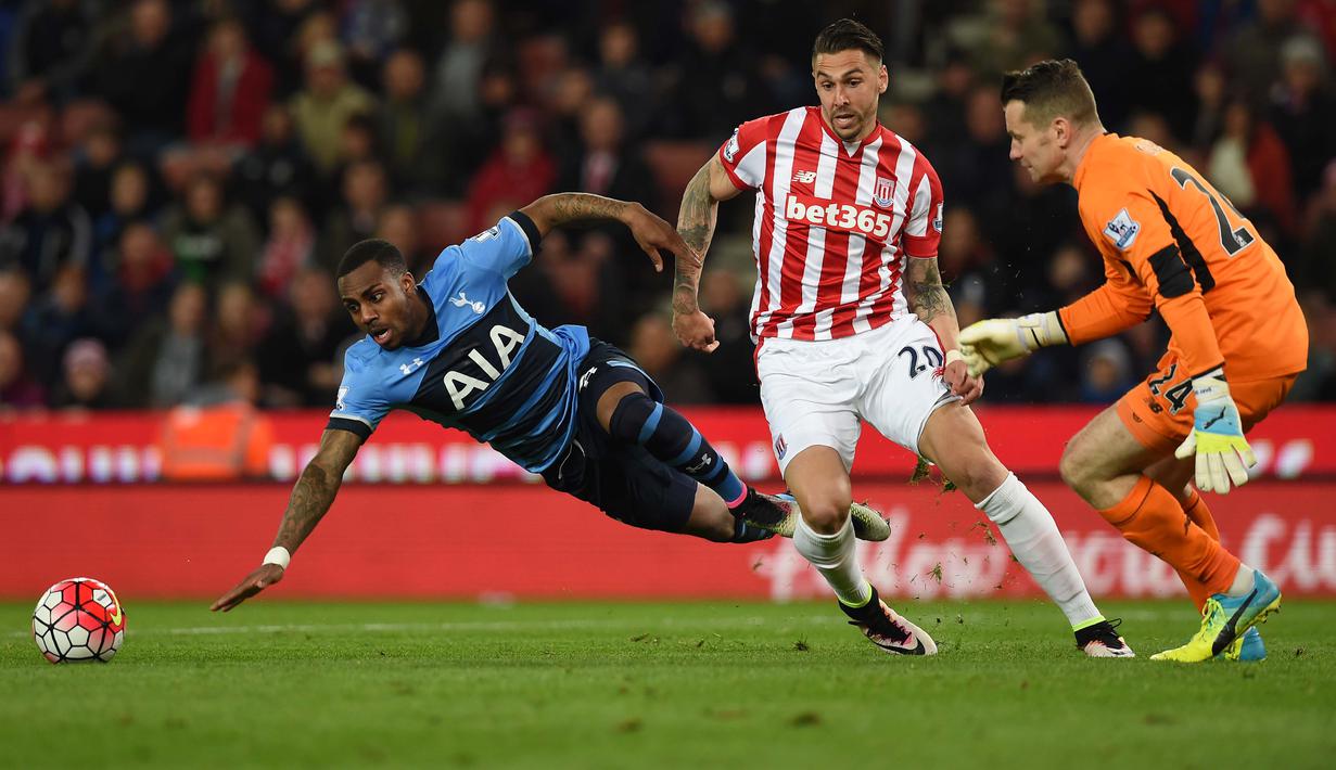 Pemain Tottenham Hotspur, Danny Rose (kiri) gagal memanfaatkan peluang mencetak gol ke gawang Stoke City  pada lanjutan Liga Inggris di Stadion Britannia, Stoke, Selasa (19/4/2016) dini hari WIB. (AFP/Paul Ellis)