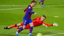 Penyerang Barcelona, Antoine Griezmann, berusaha melewati kiper Real Sociedad, Alex Remiro, pada laga Liga Spanyol di Stadion Camp Nou, Kamis (17/12/2020). Barcelona menang dengan skor 2-1. (AP/Joan Monfort)