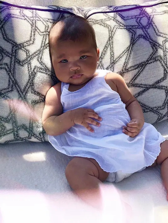 Hadirnya True Thompson pun membuat hubungan Khloe Kardashian dan Tristan Thompson membaik. (instagram/khloekardashian)