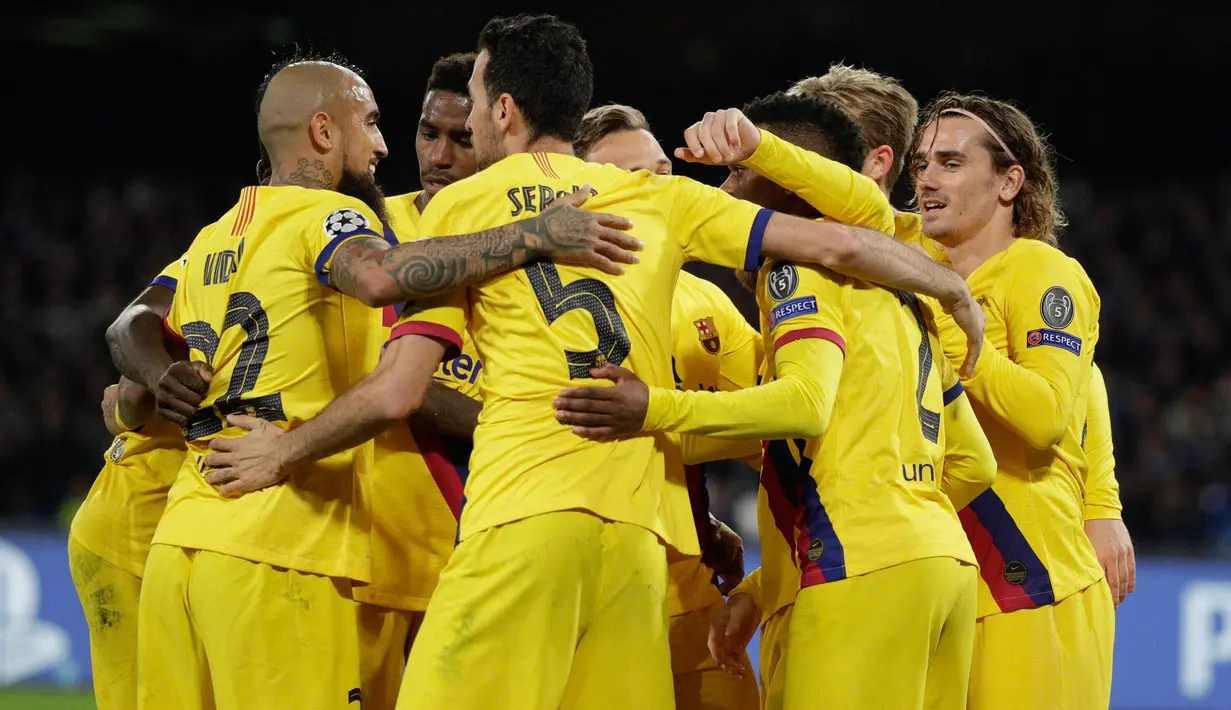 Pemain Barcelona Antoine Griezmann (kanan) dipeluk rekan-reakannya usai mencetak gol ke gawang Napoli pada pertandingan babak 16 besar Liga Champions di San Paolo Stadium, Naples, Italia, Selasa (25/2/2020). Pertandingan berakhir dengan skor 1-1. (Alfredo Falcone/Andrew Medichini)