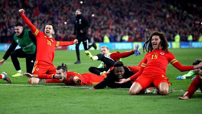 Wales ke Piala Eropa: Pemain Timnas Wales Aaron Ramsey, Gareth Bale, dan Ethan Ampadu merayakan kemenangan atas Hungaria pada laga Grup E Kualifikasi Piala Eropa 2020 di Cardiff City Stadium, Selasa (19/11/2019). Wales memastikan satu tempat di putaran final setelah menang 2-0 (Nick Potts/PA via AP)
