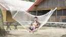 Masih bersama sang ayah, kali ini Salma sedang berada di pelukan sang ayah. Bapak dan anak ini tampak begitu asik menikmati waktu bersamanya sambil  duduk di atas ayunan tali yang dikaitkan ke pohon. (Instagram/riodewanto)