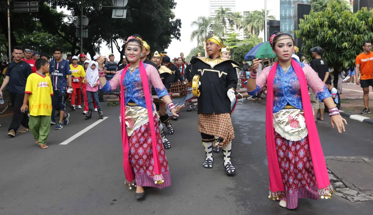 Tarian dan Musik Tradisional Pandawa Papeling ikut mememriahkan acara Indonesia Bisa Emas, Road to Rio 2016 di Senayan, Jakarta, Minggu (20/3/2016). (Bola.com/Nicklas Hanoatubun)