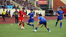 Pemain Timnas Indonesia U-23 Rachmat Irianto (kiri) menggiring bola melewati para pemain Timnas Thailand U-23 pada pertandingan semifinal SEA Games 2021 di Thien Truong Stadium, Vietnam, Kamis (19/5/2022). Timnas Indonesia U-23 kalah 0-1. (Dok. PSSI)
