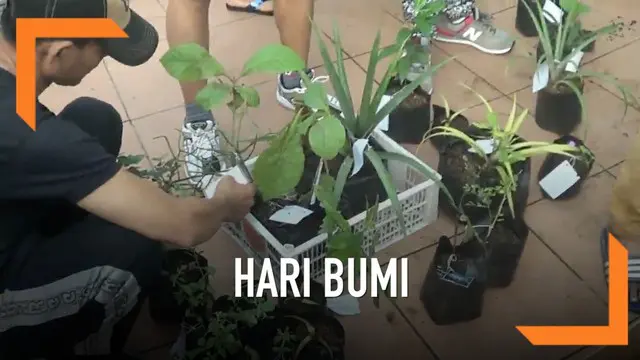 Warga Surabaya menerima pembagian ratusan bibit tanaman dari masyarakat dalam rangka hari bumi. Diharapkan warga akan kembali melakukan penghijauan di lingkungannya.