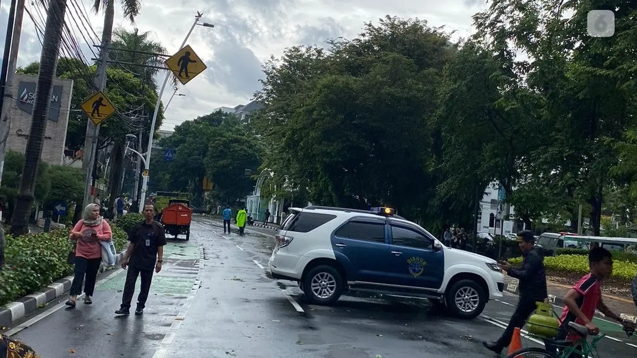 Sebagian wilayah DKI Jakarta dilanda hujan dan angin kencang. Salah satu dampaknya adalah pohon tumbang yang terpantau di dekat Masjid Cut Meutia (Liputan6.com/Teddy Tri Setio Berty)