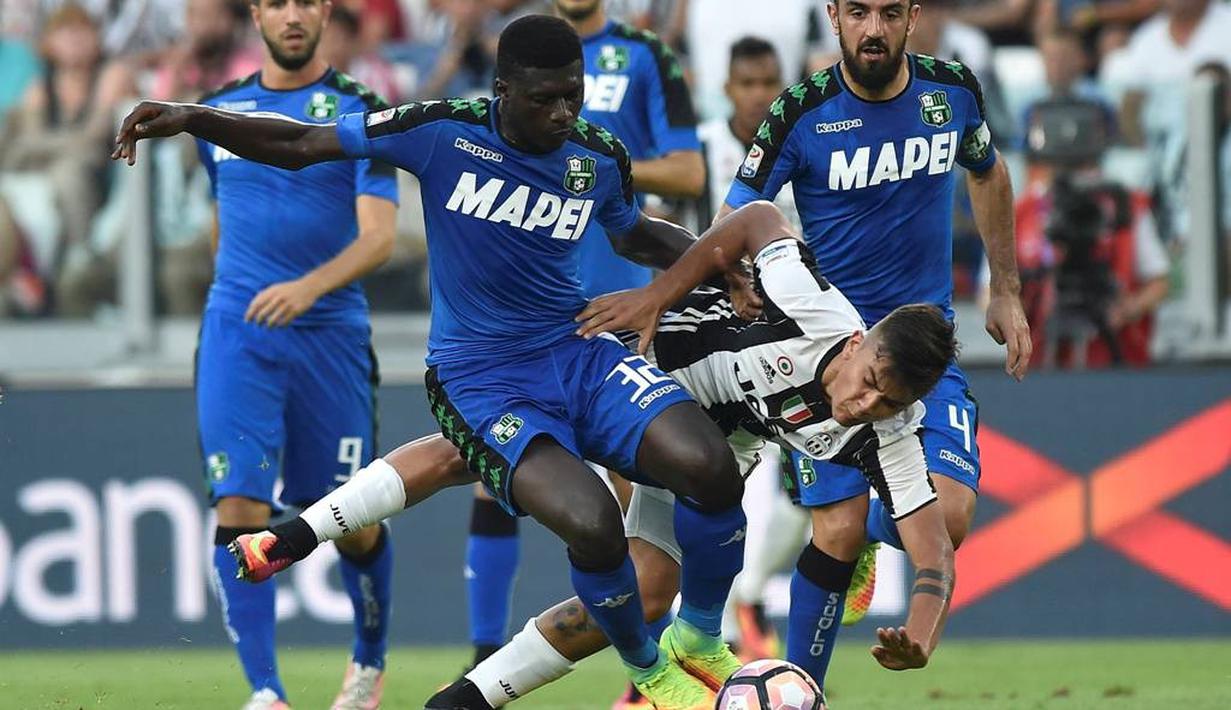 Pemain Juventus, Paulo Dybala, dihadang pergerakannya oleh pemain Sassuolo dalam lanjutan Serie A di Juventus Stadium, Turin, Sabtu (10/9/2016). (Reuters/Giorgio Perottino)