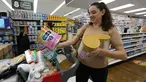 Michelle Saenz dari Santee, California membeli susu formula di toko kelontong di seberang perbatasan di Tijuana, Meksiko, Selasa (24/5/2022). Ketika kekurangan susu formula bayi berlanjut di Amerika Serikat, beberapa orang tua memilih untuk menyeberangi perbatasan ke Meksiko, di mana rak-raknya masih dipenuhi dengan pilihan untuk memberi makan bayi mereka. (AP Photo/Gregory Bull)