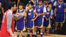 Anak-anak Indonesia Baskeball Academy  mendengar instruksi Enes Kanter di Britama Arena, Jakarta, Kamis (18/5/2017). Coaching clinic singkat dari Enes Kanter penuh keceriahan. (Bola.com/Nicklas Hanoatubun)