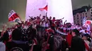 Euforia Suporter River Plate saat merayakan gelar juara Copa Libertadores di Obelisk, Buenos Aires, Argentina, Minggu (9/12). River Plate merebut gelar juara Copa Libertadores usai menaklukkan Boca Juniors dengan skor 3-1. (AP Photo/Gustavo Garello)