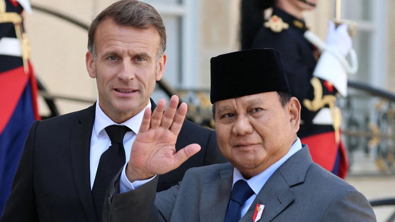 FOTO: Presiden Macron Sambut Hangat Prabowo di Istana Elysee Paris