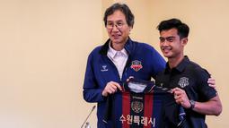 General Manager Suwon FC, Choi Sun-ho (kiri) saat memperkenalan pemain baru Suwon FC, Pratama Arhan pada acara yang berlangsung di Hotel Sultan, Jakarta, Kamis (15/02/2024) WIB. (Bola.com/Bagaskara Lazuardi)
