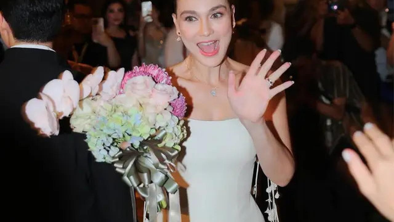 Pesona Elegan Luna Maya dengan Gaun Pengantin Backless dari Hian Tjen, Pancarkan Pesona Princess di Malam Resepsi
