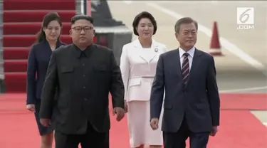 Moon Jae-in melakukan kunjungan ke Pyongyang, Korea Utara. Moon disambut ratusan warga Korea Utara yang memegang bunga dan bendera persatuan Korea.