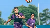 Jose Enrique (kiri) dan Sergio Castel dalam sesi latihan Persik Kediri. Duet ini sangat ditunggu aksinya bersama Persik di BRI Super League 2026/2027. (Bola.com/Gatot Sumitro)