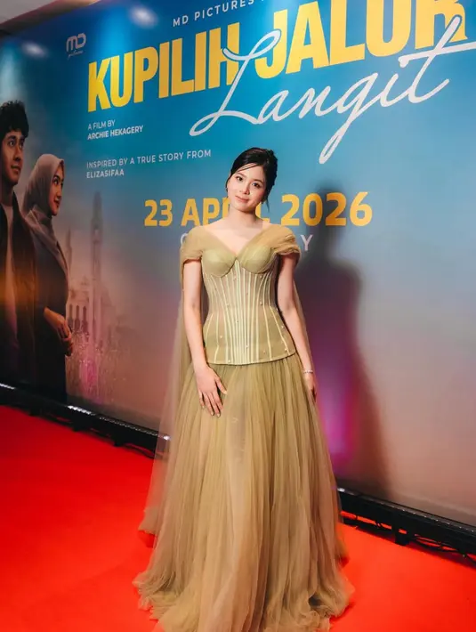 Bagian bawahnya adalah rok tulle bervolume dengan efek flowy, jatuh ringan dan sedikit mengilap, memberi kesan dreamy dan feminin. Warna sage green juga memperkuat vibe soft, classy, dan agak ethereal. [@snap.nuel]