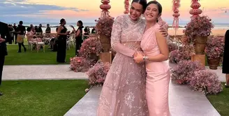 Dian Sastro menjadi salah satu bridesmaid di pernikahan sahabatnya Adinia Wirasti dengan aktor asal Australia Michael Wahr. Foto: Instagram.