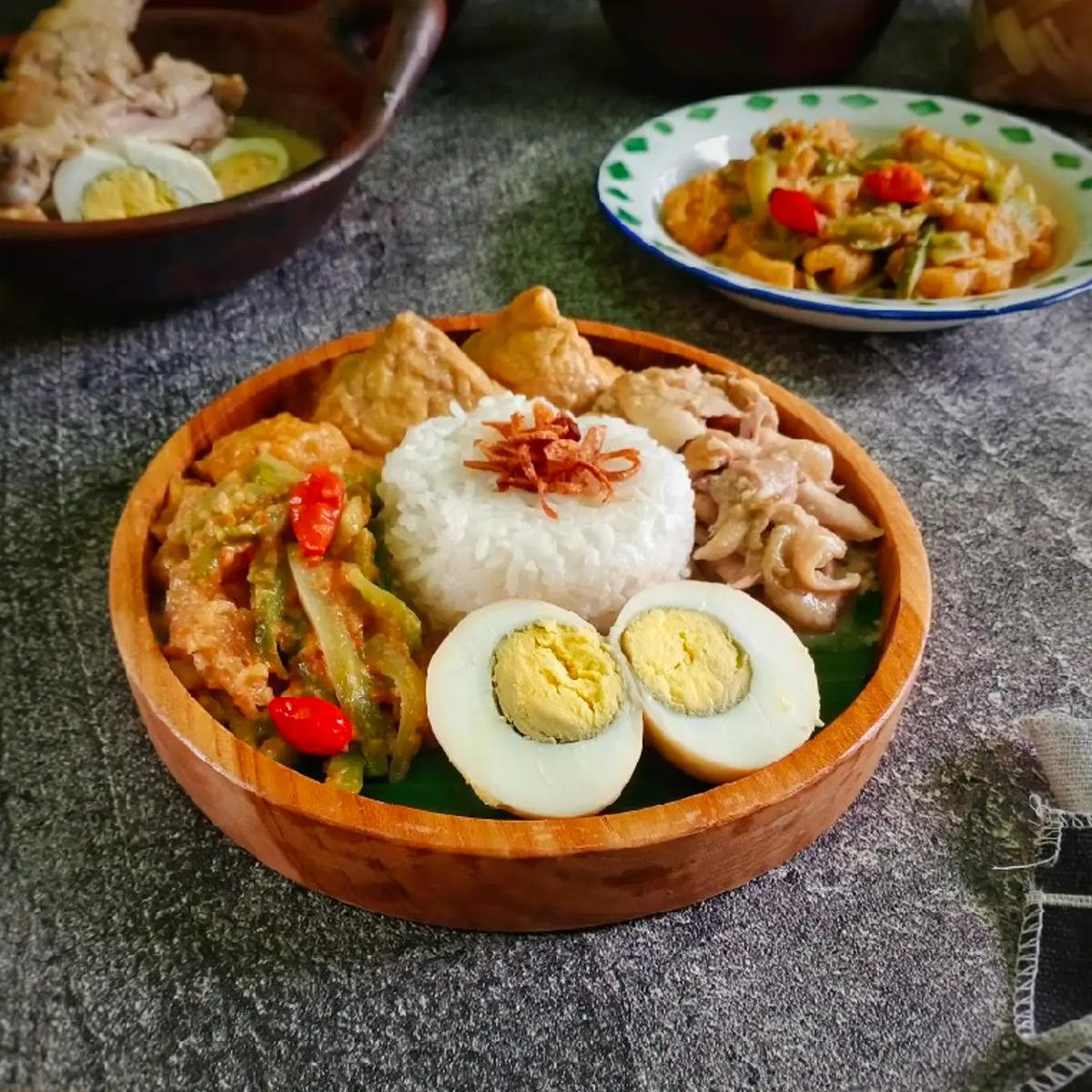 7 Resep Nasi Campur Lezat, Paduan Rasa Nusantara yang Menggugah Selera