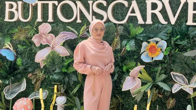 Tropical Paradise Takeover by Buttonscarves (photo by fimela.com)