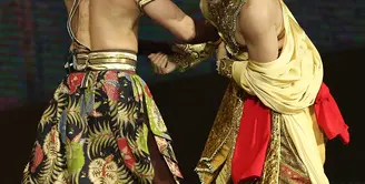 Drama musikal Indonesia Keren 2 yang telah digelar pada Jum’at (24/3) lalu berhasil memikat hati penontonnya. Berkisah tentang sejarah Nusantara yang diperankan oleh artis Indonesia dan India. (Bambang E. Ros/Bintang.com)