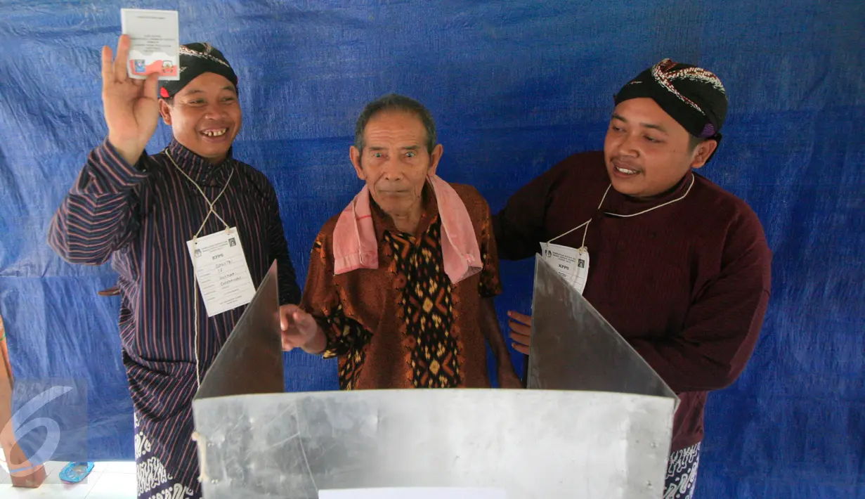 Petugas KPPS membantu lansia mencoblos surat suara di TPS 17 Wukirsari,Cangkringan,Sleman, (9/12). KPUD Kabupaten Sleman menyelengarakan Pemilukada dengan kandidat dua pasang calon bupati dan wakil bupati periode 2015-2020.(Boy Harjanto)