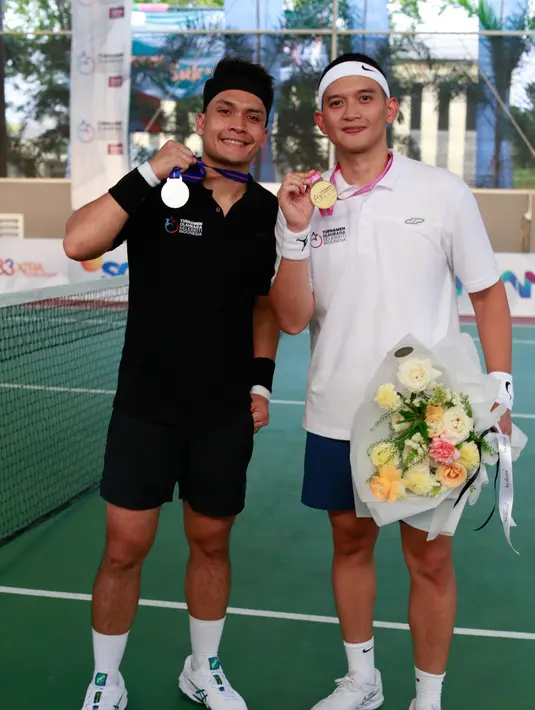 Randy tampak tak kuat melawan pria yang telah bertahun-tahun main tenis tersebut. Sedangkan Randy mengaku baru mulai latihan pada bulan Juli ini. Alias jelang tanding. [Foto: Muhammad Akrom Sukarya/Kapanlagi.com]