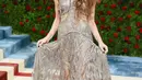 <p>Model dan putri supermodel Cindy Crawford,  Kaia Gerber tampil stunning dalam balutan dress emas dari Alexander McQueen. (Instagram/metgalaofficial).</p>