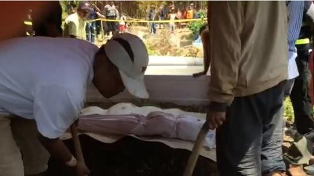 Makam asisten bos XL dibongkar, keluarga histeris