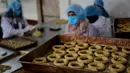 Para perempuan Palestina menyiapkan kue tradisional untuk dijual di asosiasi wanita setempat menjelang Idul Fitri untuk merayakan akhir bulan suci Ramadan di tengah karantina wilayah (lockdown) akibat epidemi COVID-19 di Kota Beit Lahia, Jalur Gaza utara, pada 17 Mei 2020. (Xinhua/Rizek Abdeljawad)