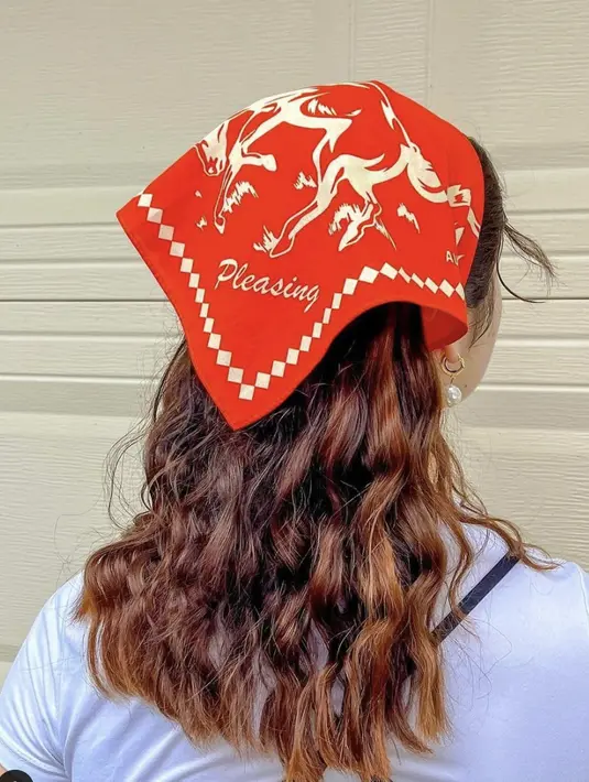 Scarf juga berhasil jadi fashion statement khas musim panas yang dihadirkan oleh Pleasing. [Foto: Instagram/ Pleasing]