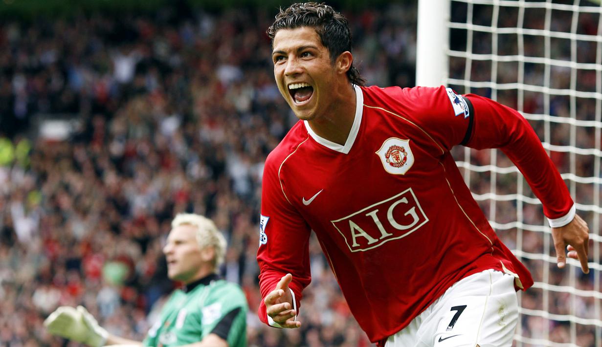 Cristiano Ronaldo menggunakan jersey nomor tujuh di Old Trafford pada 2003 hingga 2009. Ronaldo sukses mencetak 96 gol dari 214 penampilan bersama Manchester United. (AFP/Andrew Yates)