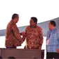 Mendes PDTT Eko tengah bersalaman dengan Oesman Sapta Odang. (Istimewa)