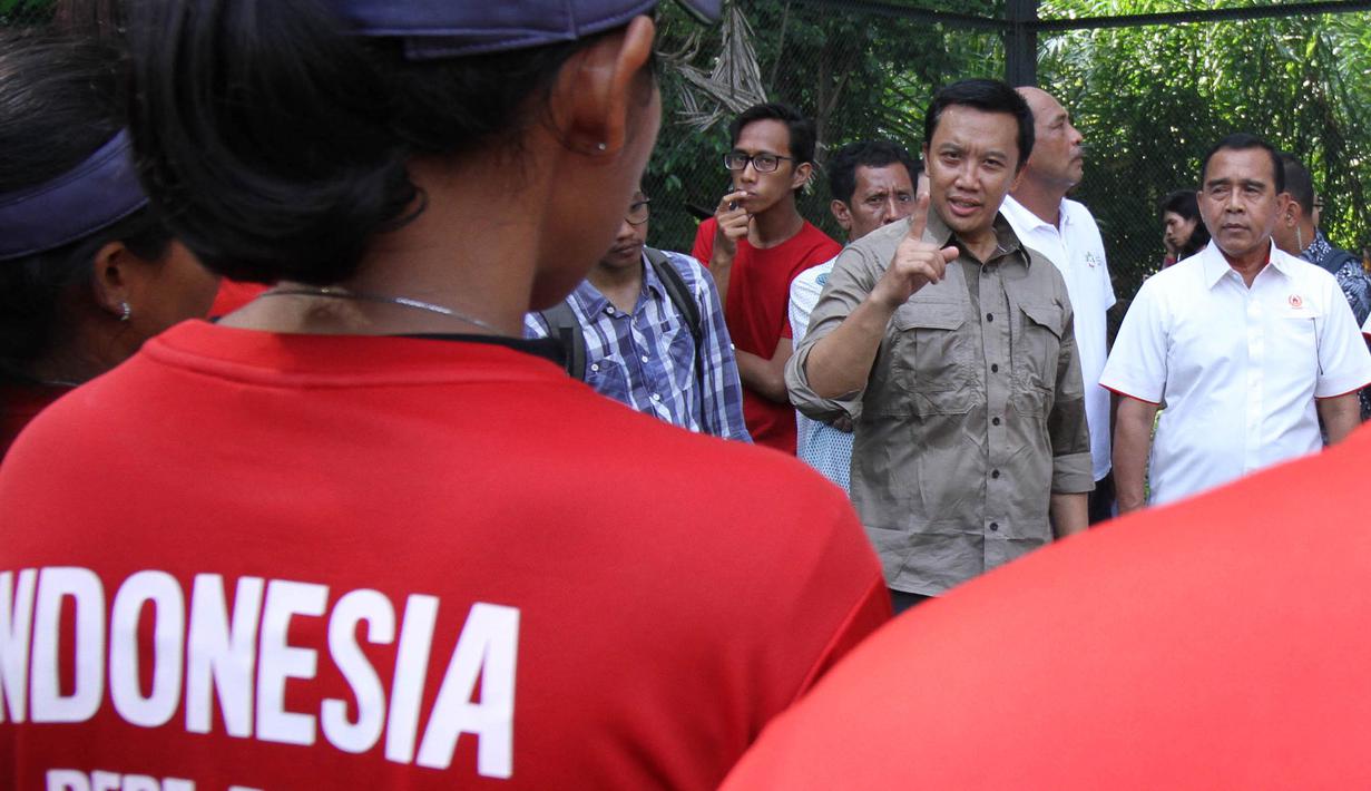 Kemenpora, Imam Nahrawi, memberikan arahan kepada atlet tenis di GBK, Jakarta, Selasa (20/3/2018). Menpora mengunjungi beberapa Pelatnas untuk memastikan persiapan atlet jelang Asian Games 2018. (Bola.com/Asprilla Dwi Adha)