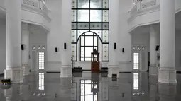 Pemandangan interior masjid Ramlie Musofa yang kosong selama bulan suci Ramadan karena pandemi virus coronavirus COVID-19 di Jakarta (4/5/2020). Masjid ini mulai dibangun oleh Ramli Rasidin pada tahun 2011-2016. (AFP/Adek Berry)