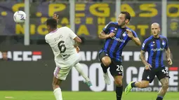 Gelandang Inter Milan, Hakan Calhanoglu berebut bola dengan pemain Cremonese, Charles Pickel pada pertandingan lanjutan Liga Serie A Italia di stadion San Siro di Milan, Italia, Rabu (31/8/2022). Dengan kemenangan ini, Inter Milan naik ke posisi 2 dengan 9 poin. (AP Photo/ Luca Bruno)
