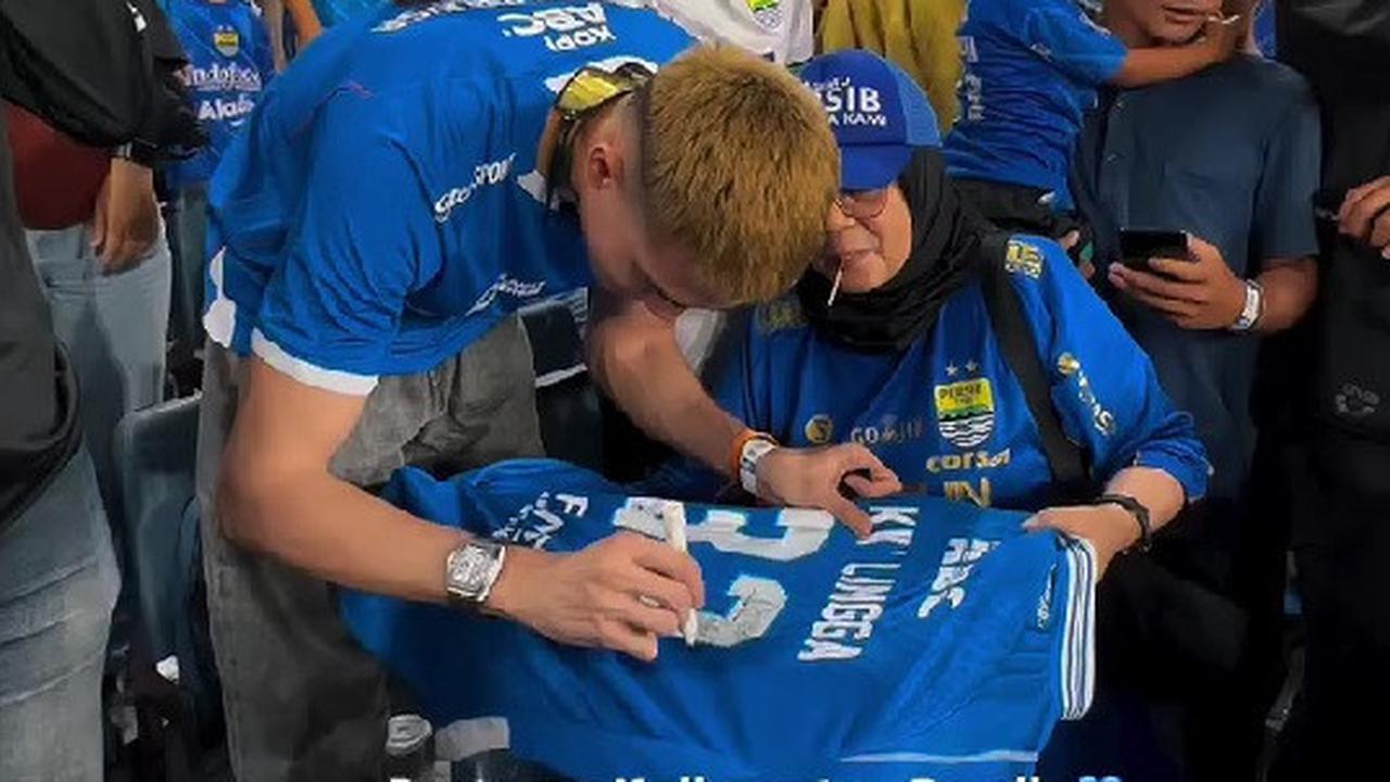 Jadi Bintang Tribun, Penampilan Aisar Khaled Nonton Persib Bandung Curi Perhatian