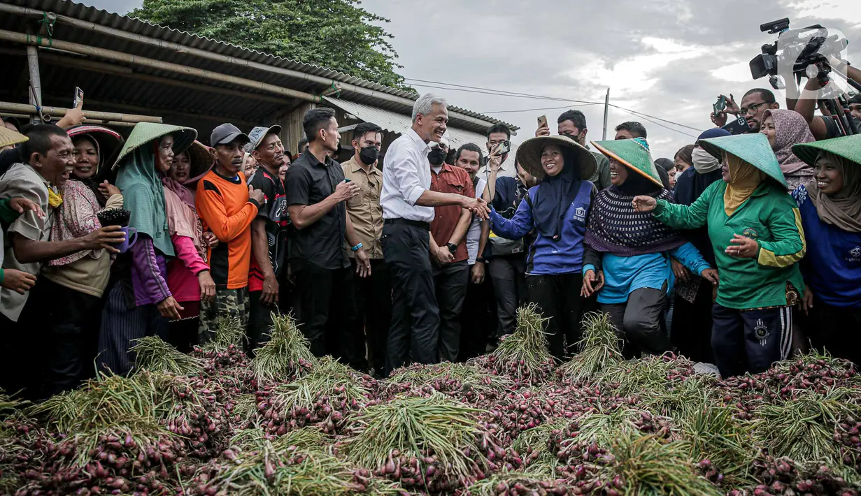 Menurut petani, isu tersebut dibuat oleh lawan politik Ganjar Pranowo. Namun, dia tetap membutuhkan penjelasan dari mantan Gubernur Jawa Tengah itu. (Liputan6.com/Faizal Fanani)