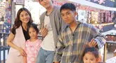 Inilah momen Sarwendah bareng anak-anaknya saat foto bareng salah satu artis Korea. Mereka terlihat tegar sejenak melupakan prahara rumah tangga.
(Liputan6.com/IG/@sarwendah29)